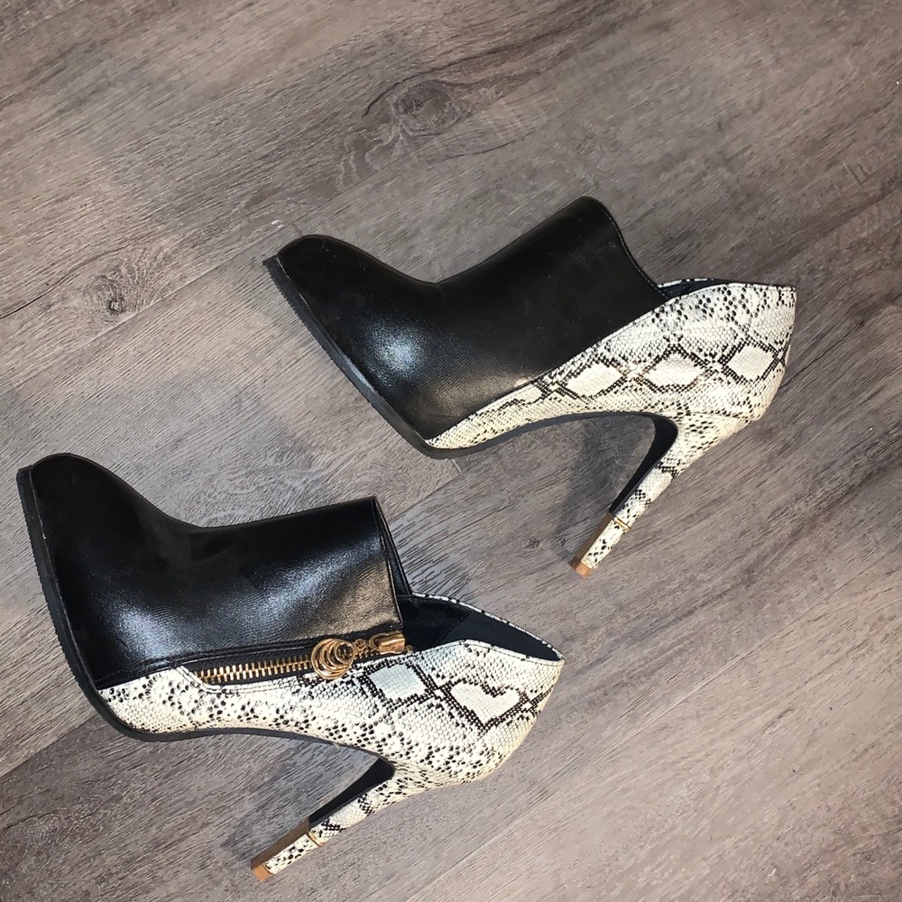 Cute size 6 snakeskin booties